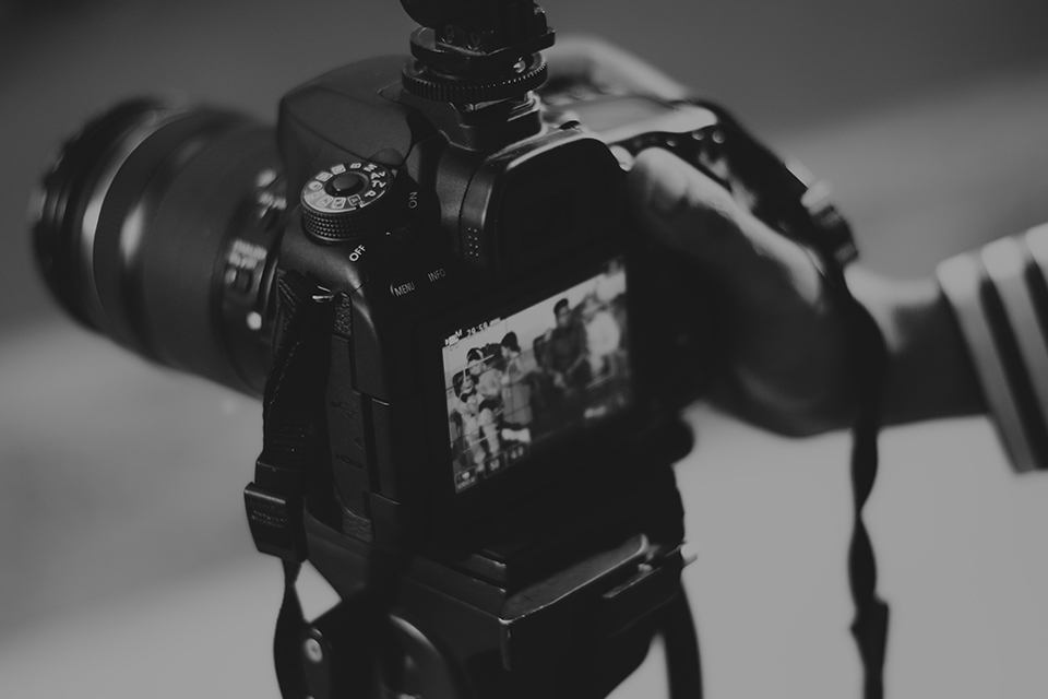 Fotógrafo recria propagandas machistas invertendo gêneros