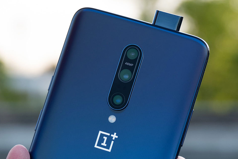 Imagem de: OnePlus 8 Pro deve chegar sem câmera pop-up, aponta imagem vazada