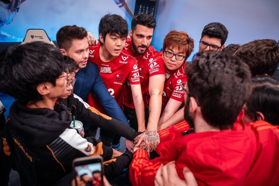 Goku, pro player de LoL, sofre acidente de carro e pai não sobrevive