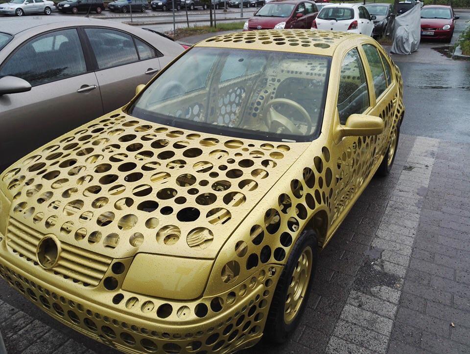 carro cheio de buracos