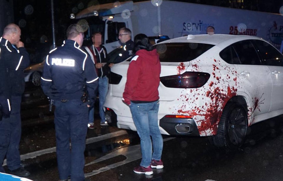 carro com adesivo de sangue