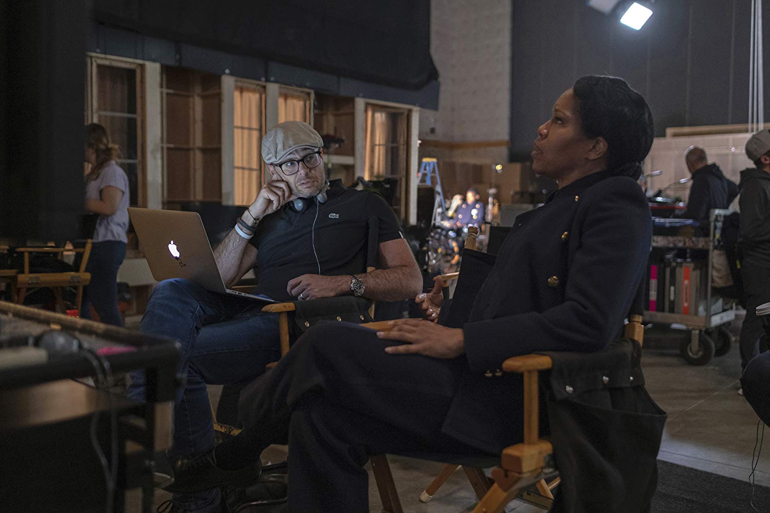Regina King e Damon Lindelof nos bastidores de Watchmen (Fonte: IMDb/Reprodução)