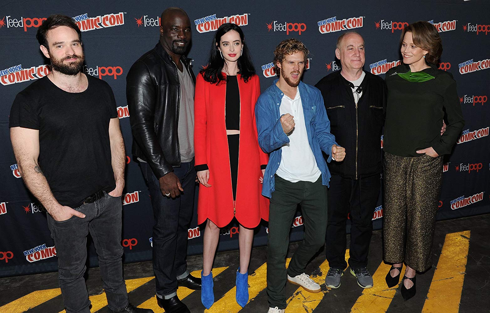 Jeph Loeb com o elenco de Os Defensores (Fonte: IMDb/Reprodução)