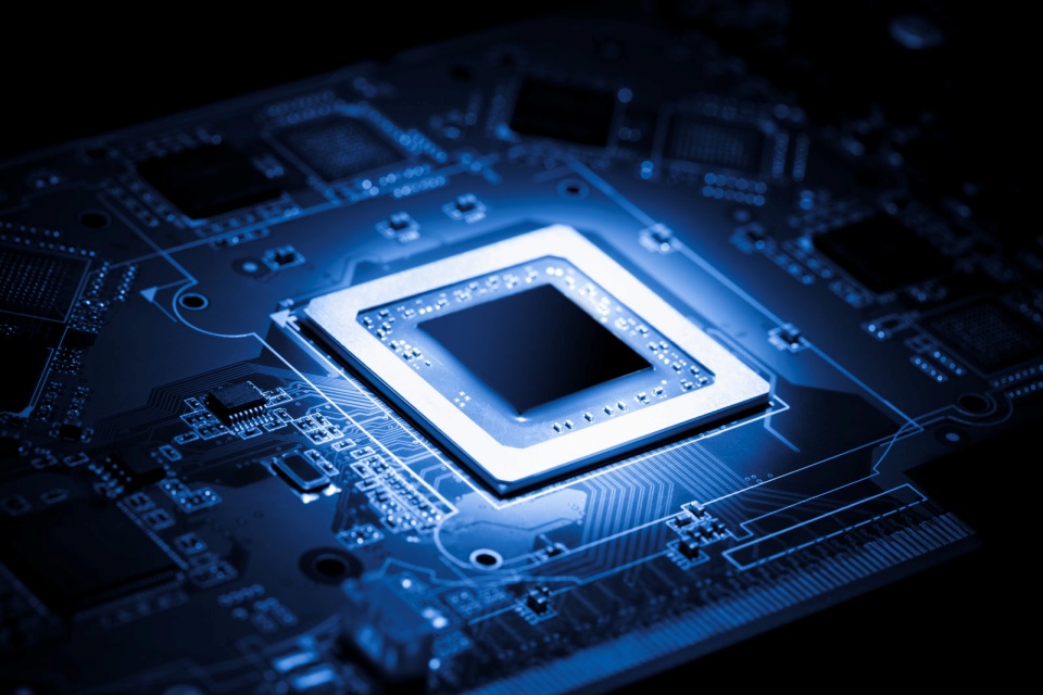 Novos chips da ARM trarão IA avançada para celulares intermediários