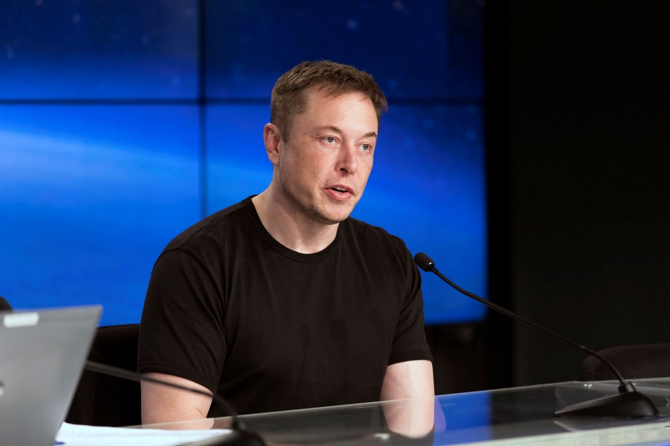 Elon Musk destrói seus celulares periodicamente; entenda por quê