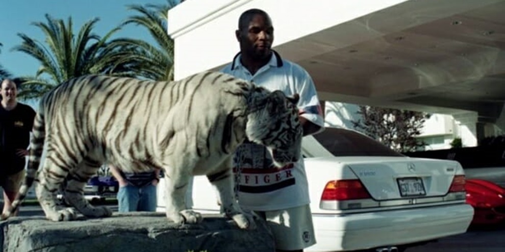 Myke Tyson e seu tigre de estimação. (Fonte: Hypeness/Reprodução)