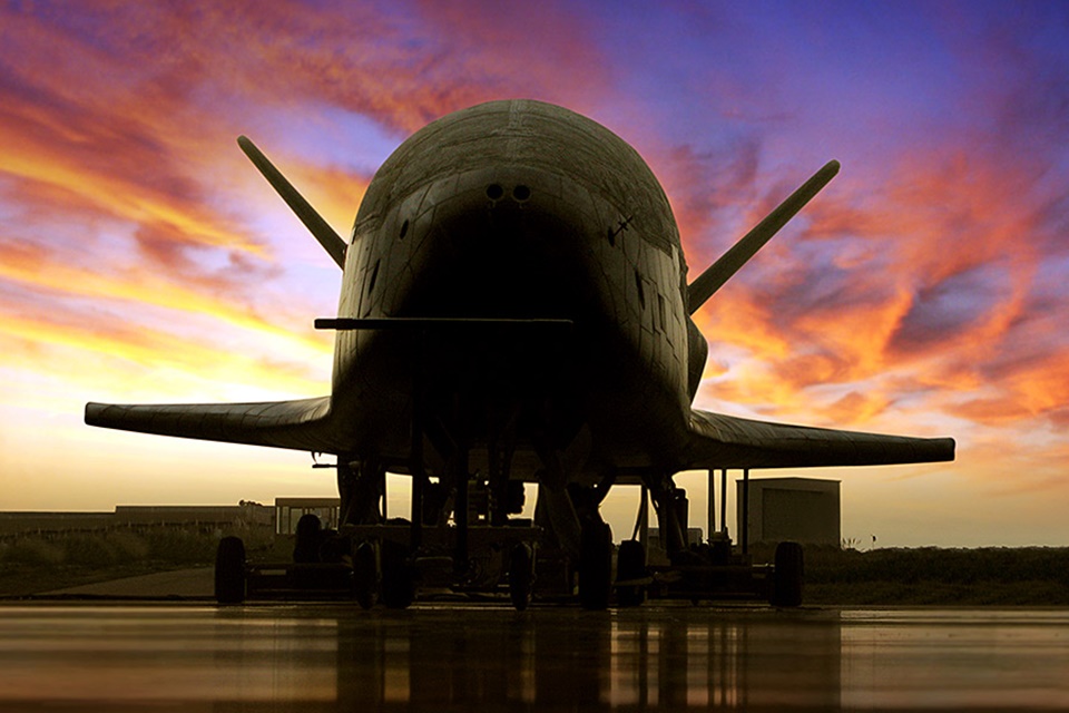Nave americana volta do espaço após 780 dias em missão misteriosa