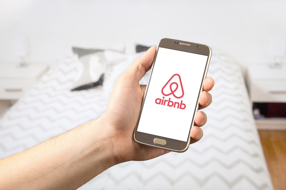 Hosts do Airbnb expõem fotos e dados de hóspedes em grupos de Facebook
