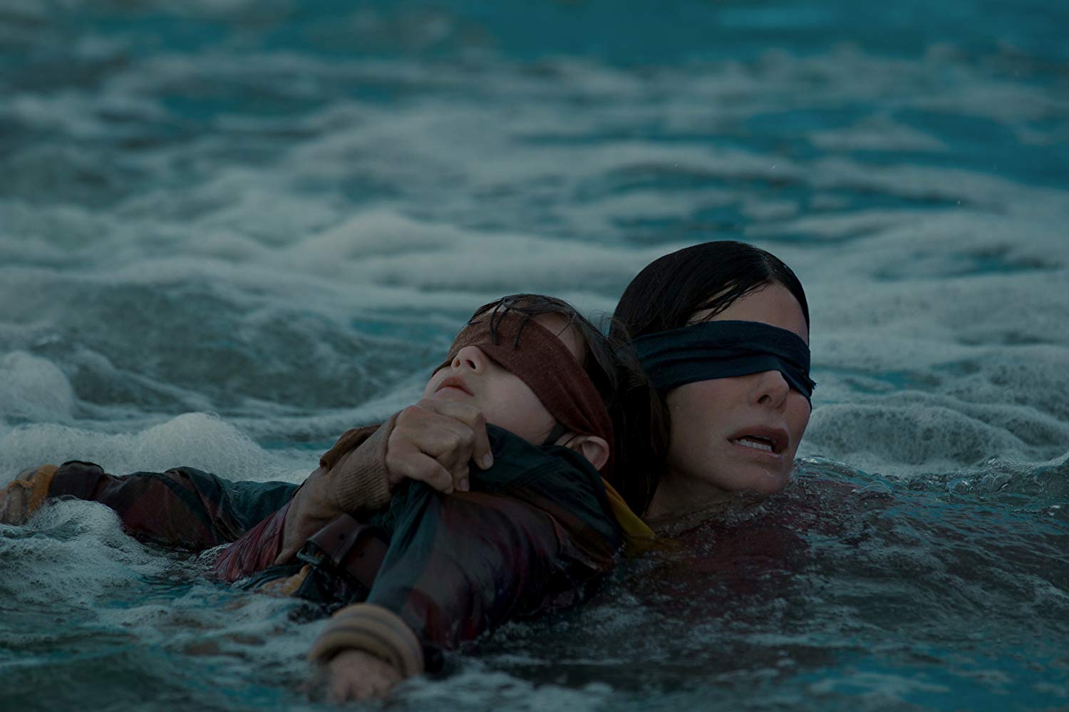 Sandra Bullock e Julian Edwards em 'Caixa de Pássaros' - 2018 (Fonte: IMDb/Reprodução)