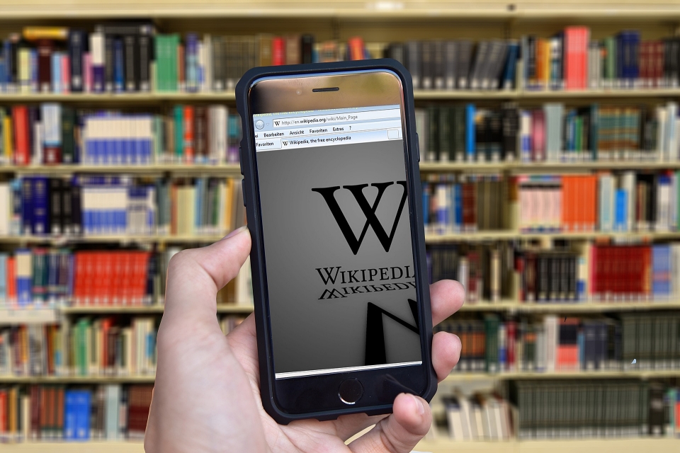 Wikipédia lança rede social sem propaganda e alfineta: “adeus, Facebook”