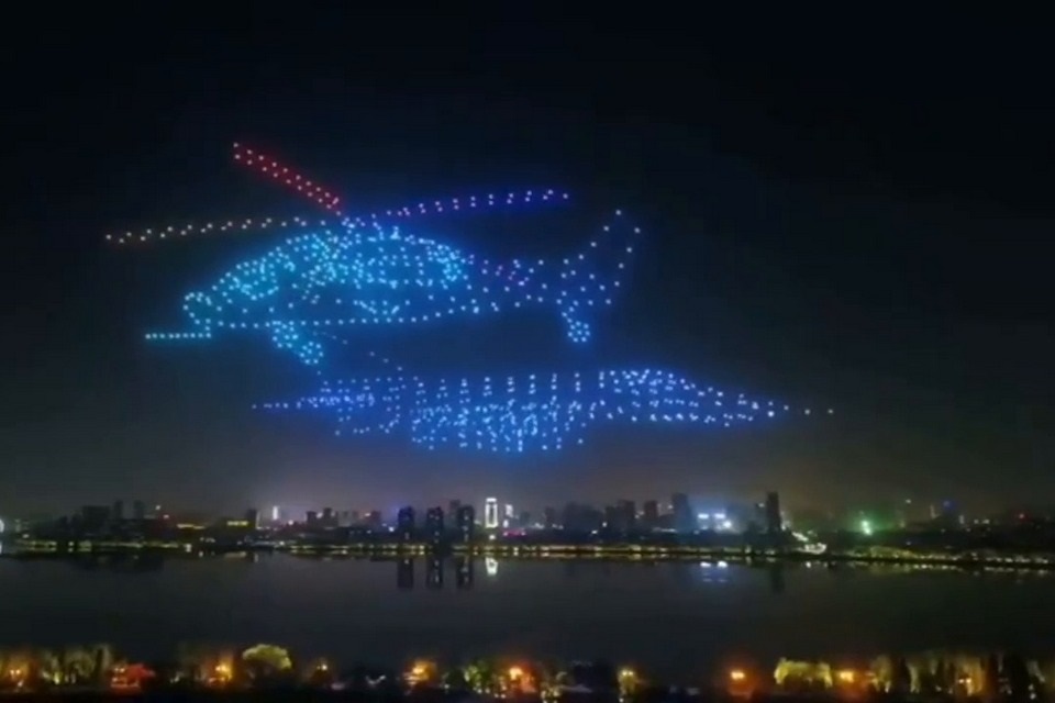 Enxame de 800 drones encerra evento formando figuras no céu da China