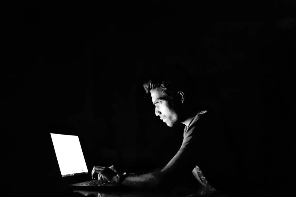 Gigantes de antivírus se unem para combater os stalkerwares