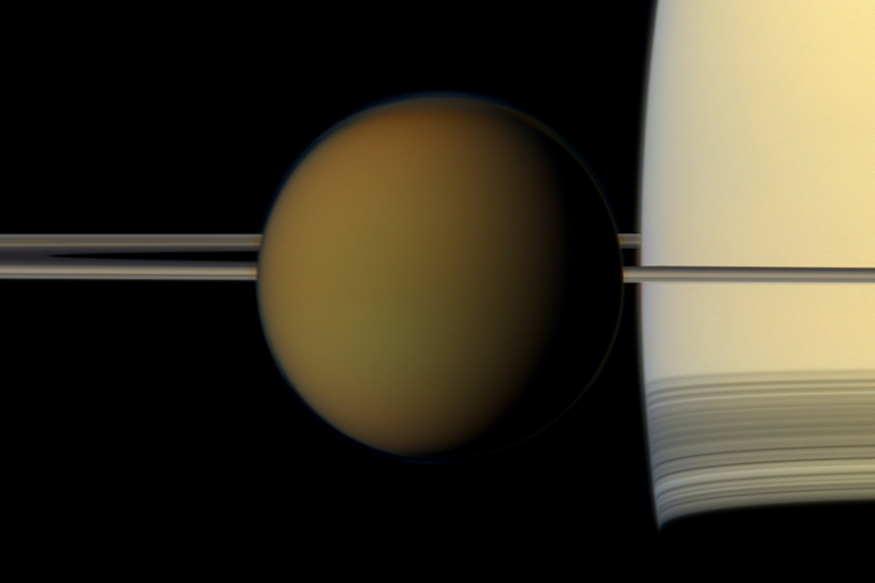 Mapeamento de lua de Saturno revela presença de material orgânico