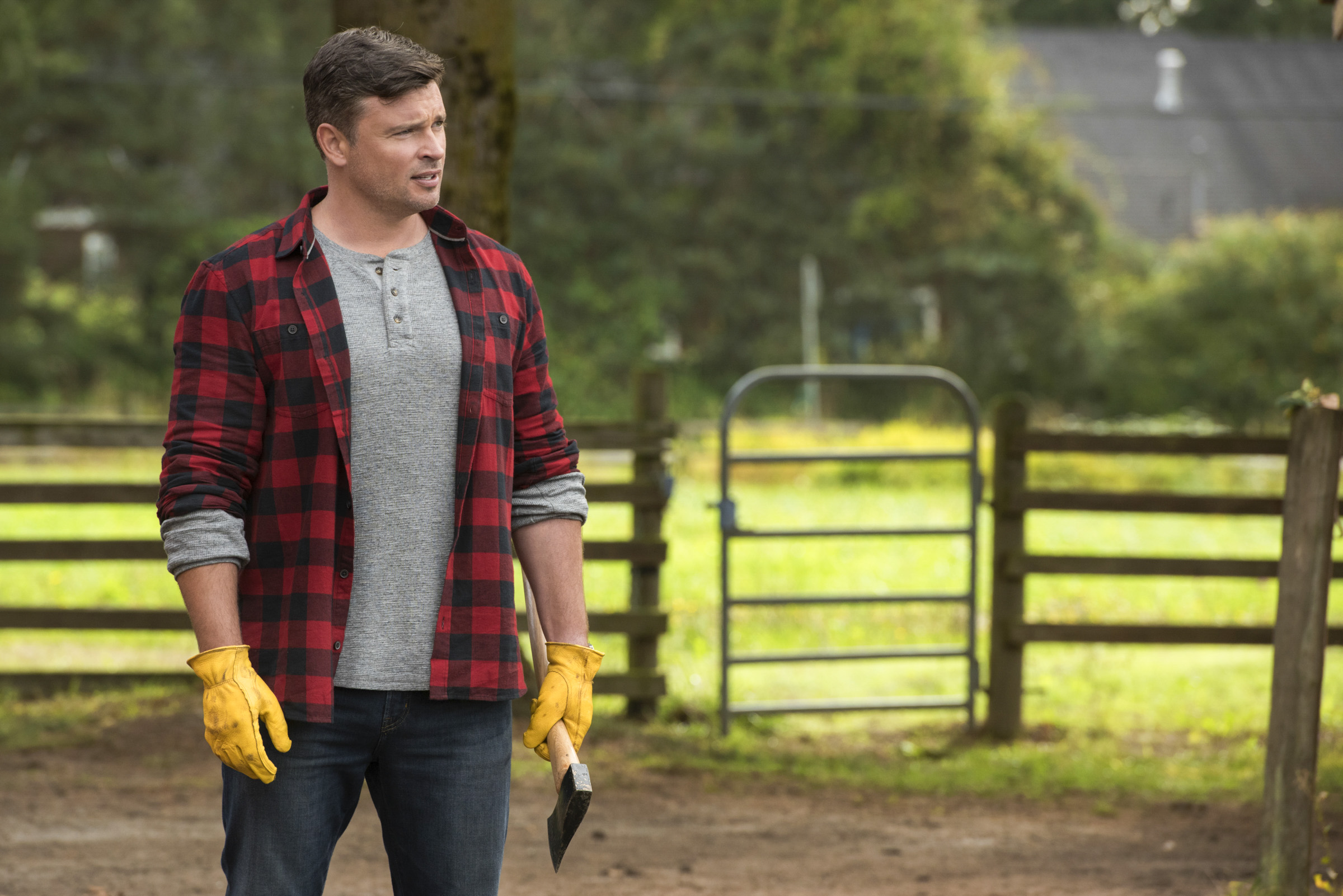 Tom Welling e Batman do futuro em novas fotos de Crise nas Infinitas ...