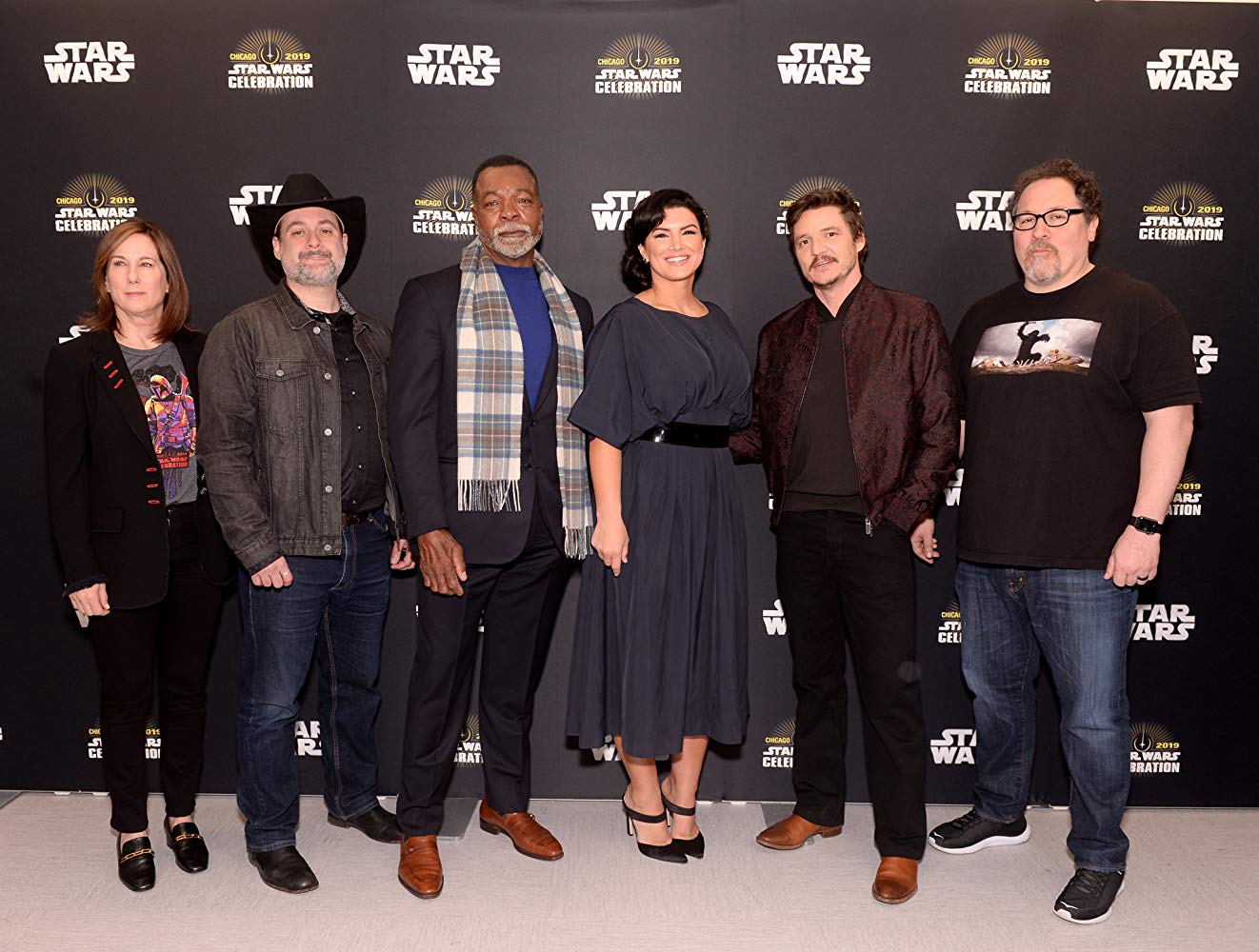 Kathleen Kennedy, Jon Favreau e o elenco de 'The Mandalorian' (Fonte: IMDb/Reprodução)
