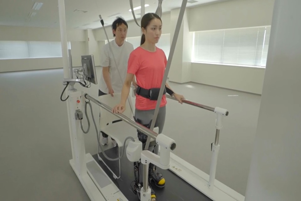 Novo robô da Toyota ajuda pessoas a recuperar movimento das pernas