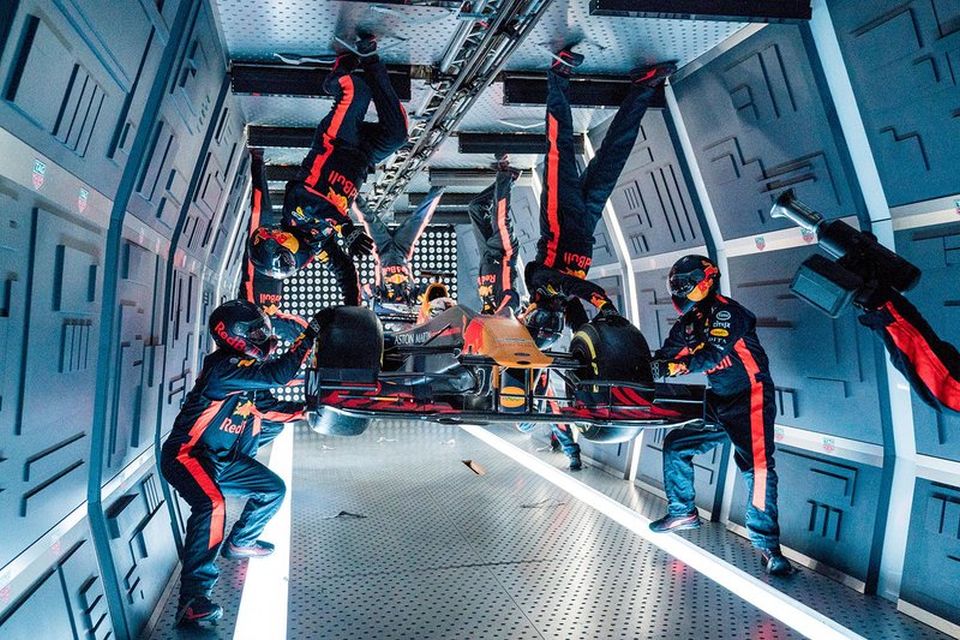 Equipe Red Bull F1 mostra como fazer pit stop em gravidade zero