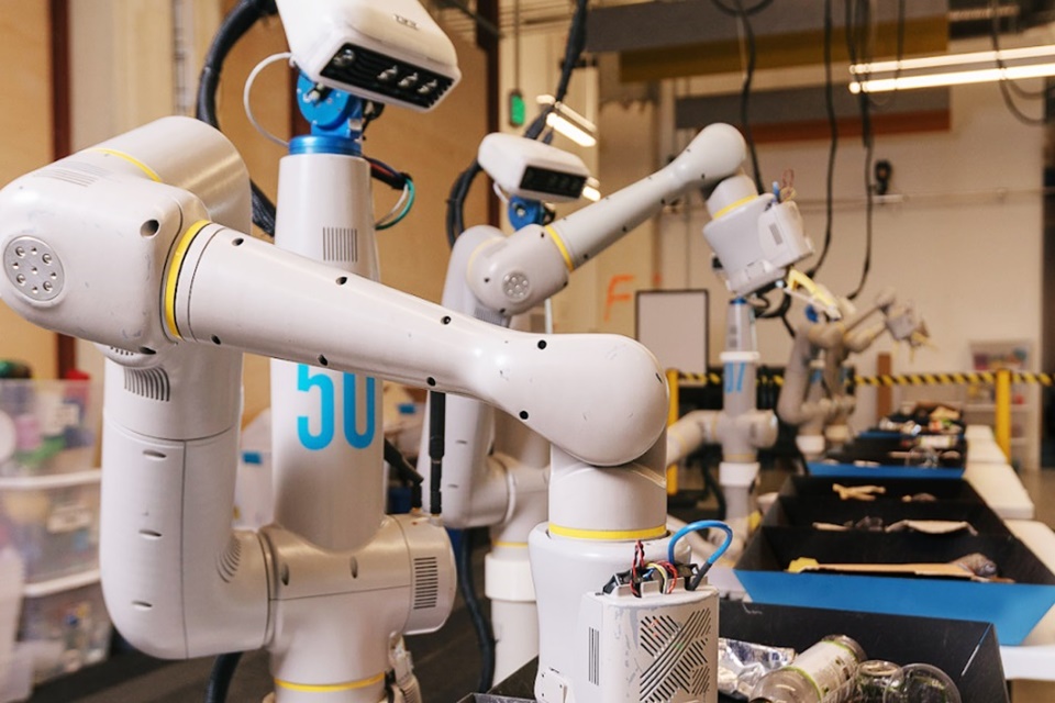 Novo robô da Alphabet ajuda na reciclagem e aprende com simulações