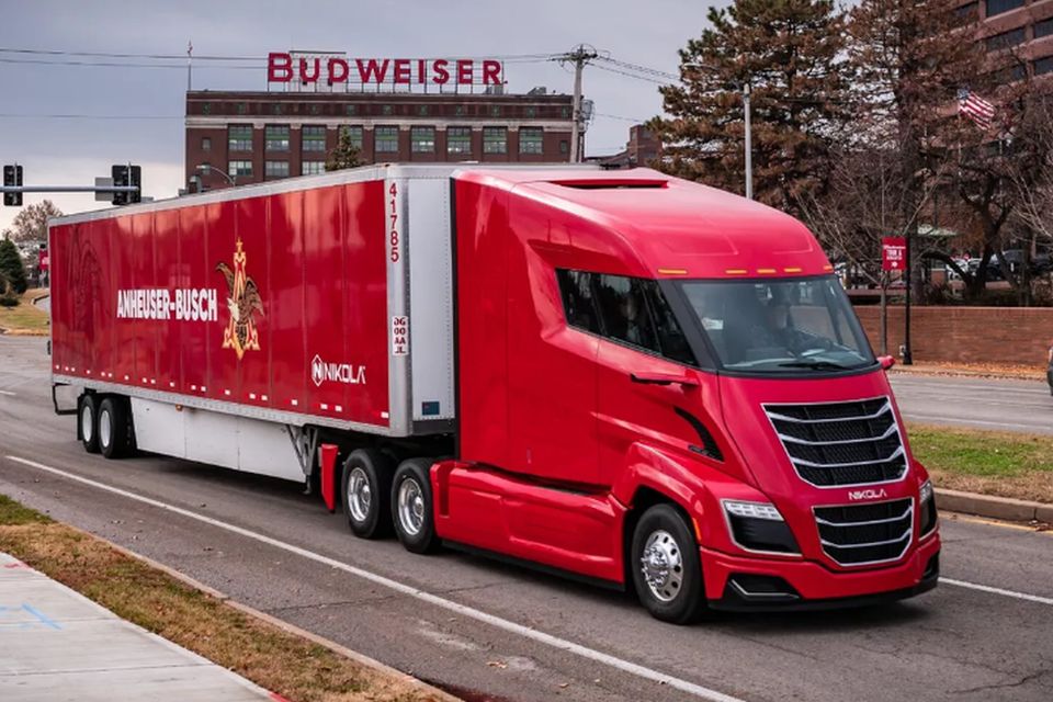 Budweiser faz primeira entrega de cerveja em caminhão elétrico
