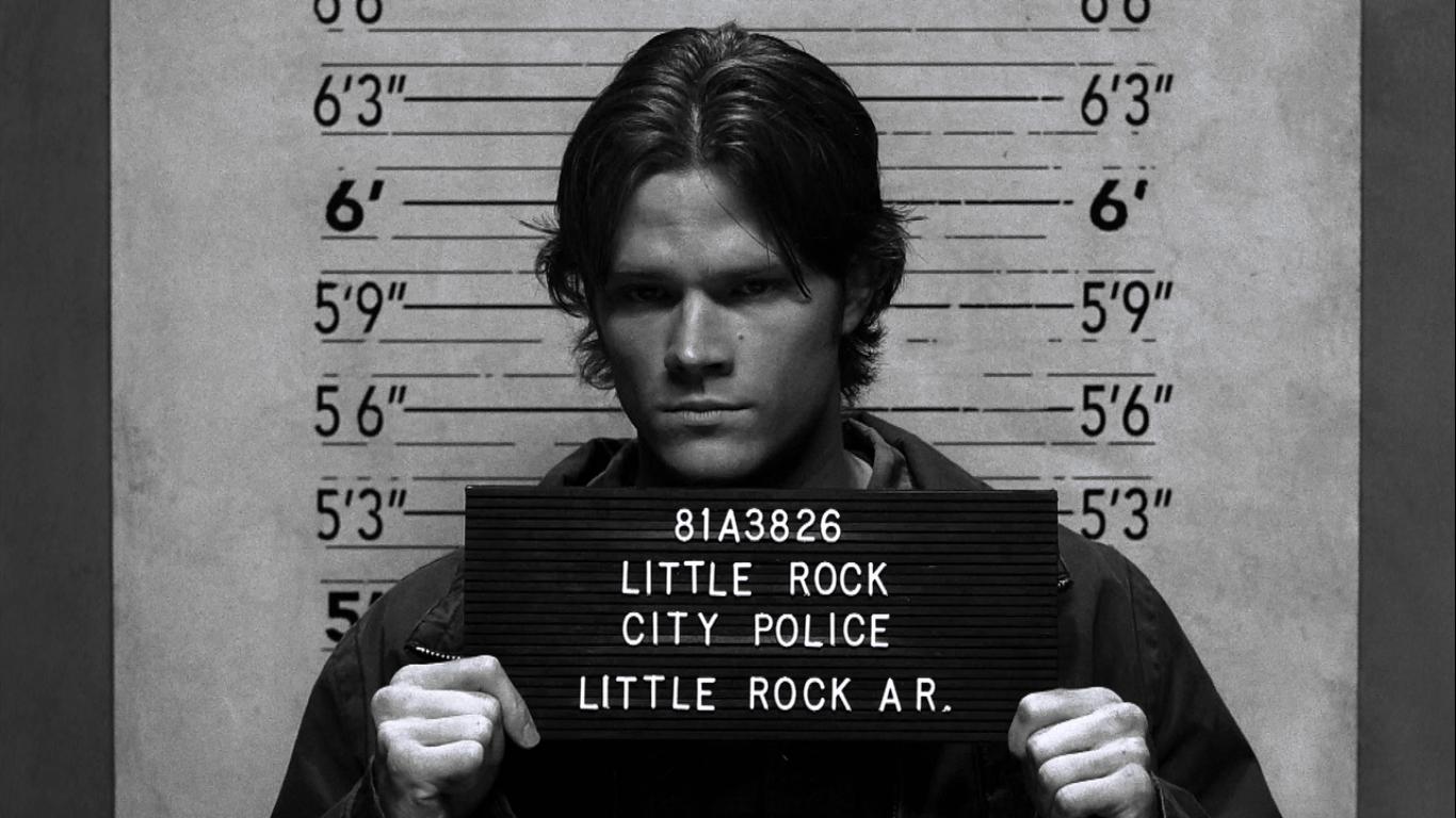 Supernatural: Jared Padalecki usa camiseta com foto de prisão