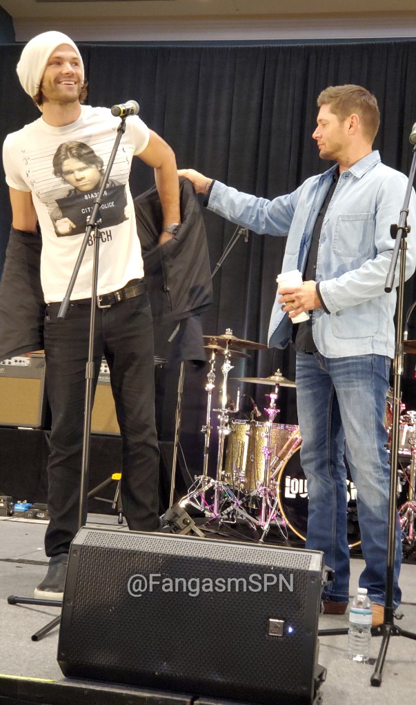 Supernatural: Jared Padalecki usa camiseta com foto de prisão