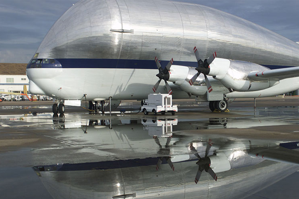 Avião ‘barrigudo’ da NASA leva cápsula Orion para testes nos EUA