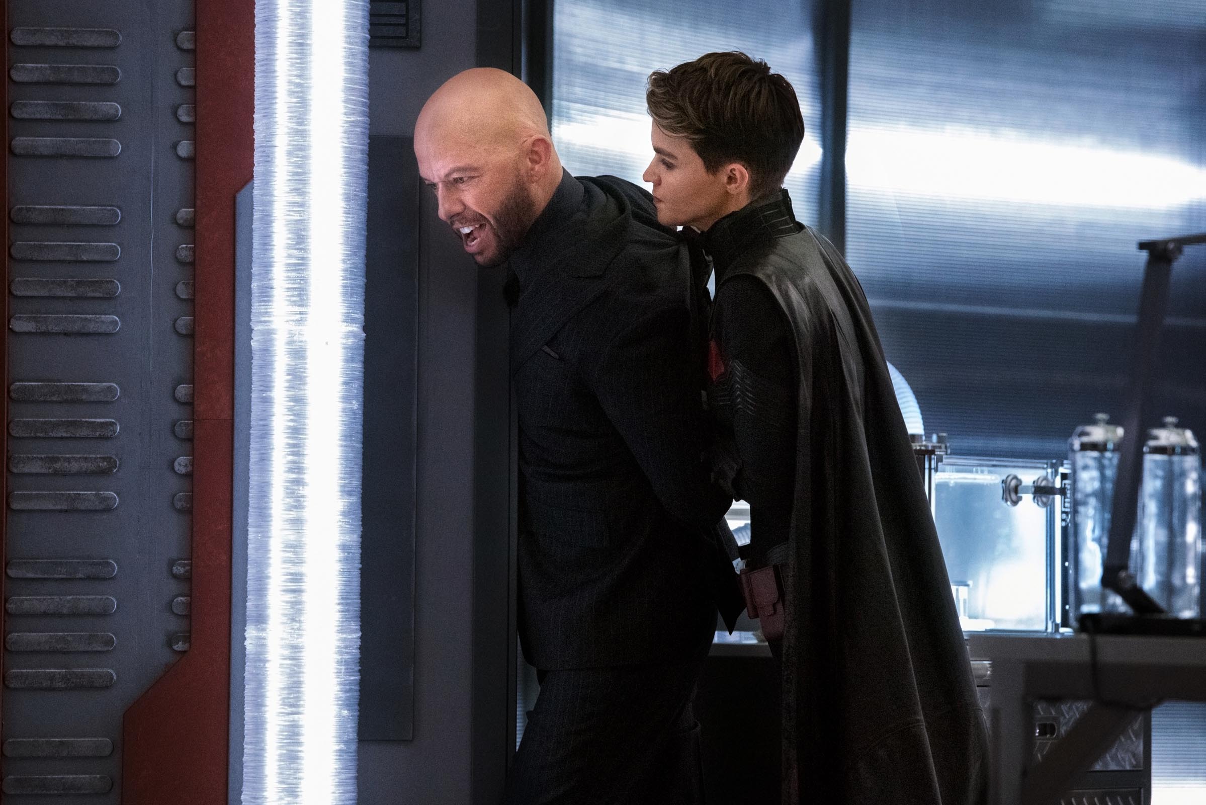 Raio Negro, Lex Luthor e Batwoman juntos em novas fotos de Crise nas Infinitas Terras