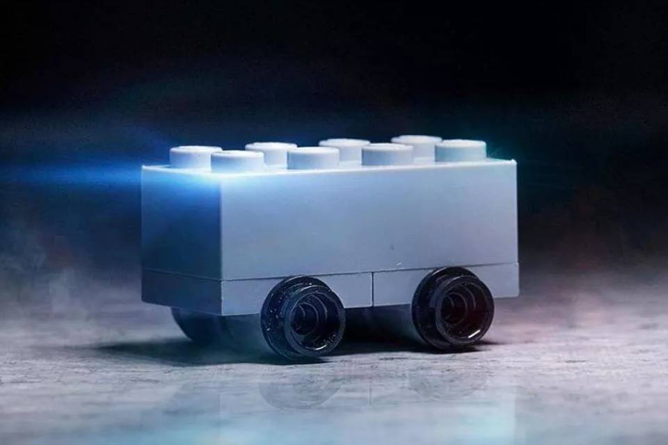 LEGO tira sarro do Cybertruck da Tesla: 'à prova de estilhaços'
