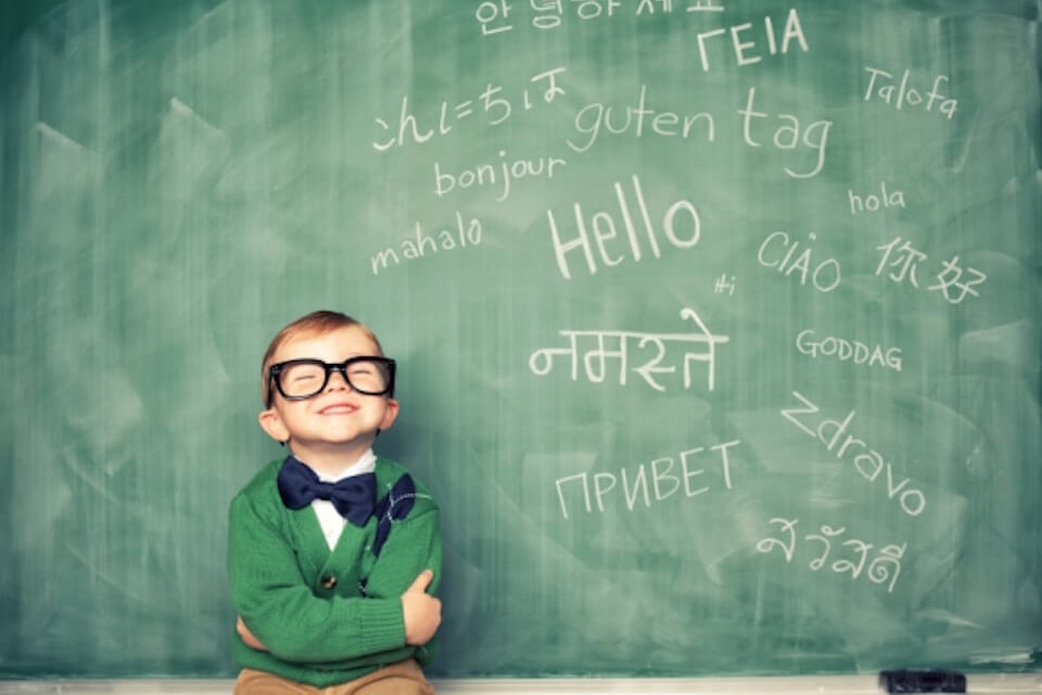 Crianças aprendem idiomas mais rápido que adultos?