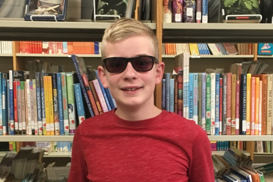 Garoto daltônico consegue ver cores com ajuda de óculos especiais