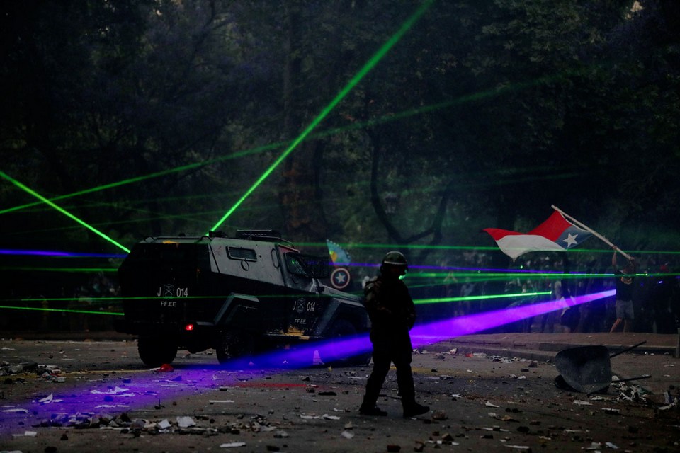 Da ficção para as ruas: manifestantes usam 'armas laser' contra polícia