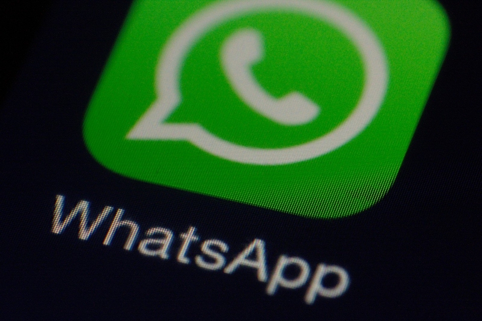 Aprenda a ler mensagens no WhatsApp sem desligar os tiques azuis
