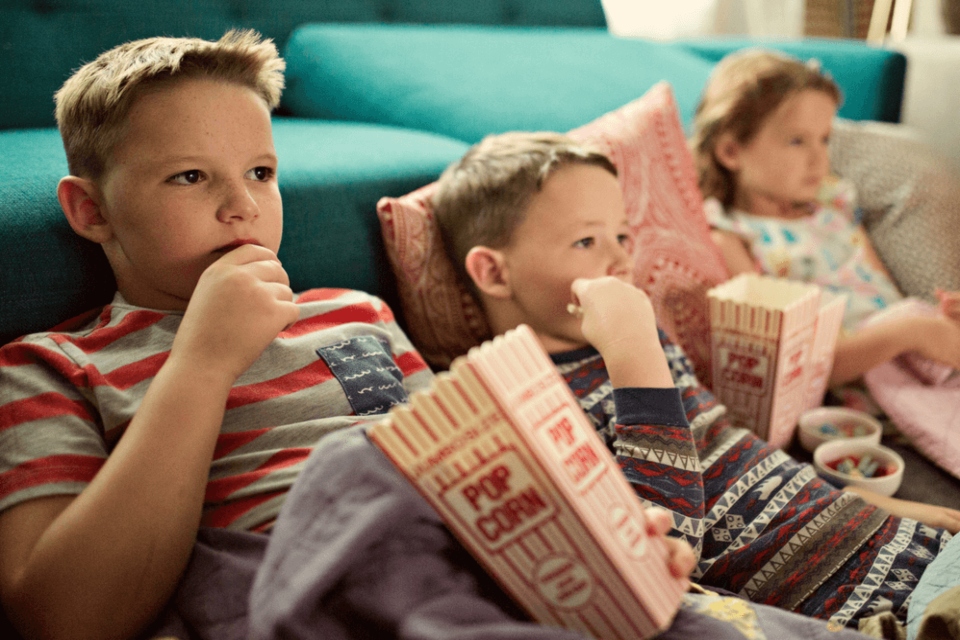 Entenda por que seu filho assiste o mesmo desenho várias vezes