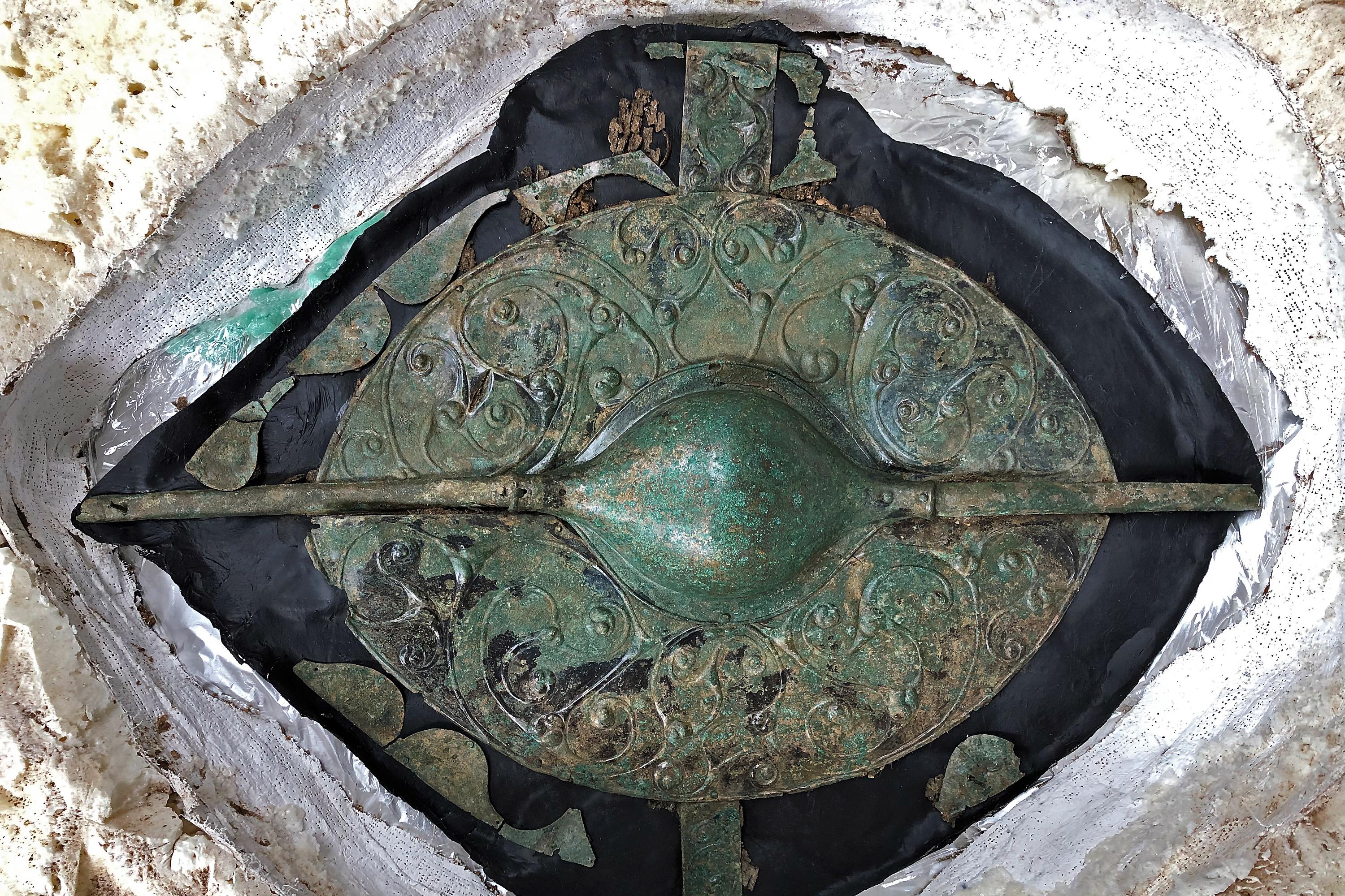 Escudo celta de 2 mil anos é encontrado no Reino Unido