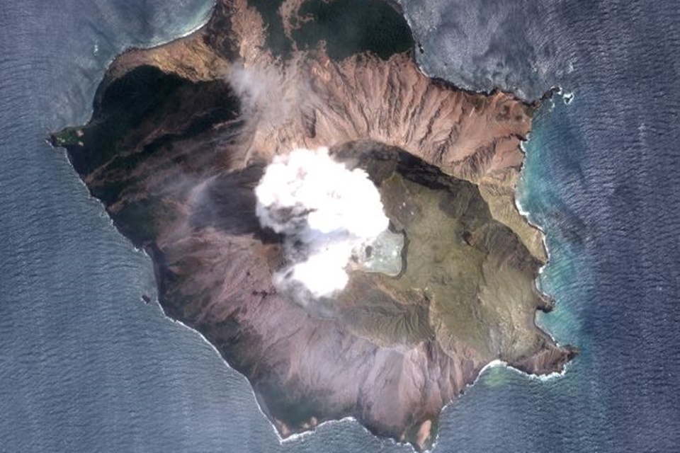 Satélite mostra devastação após erupção de vulcão na Nova Zelândia