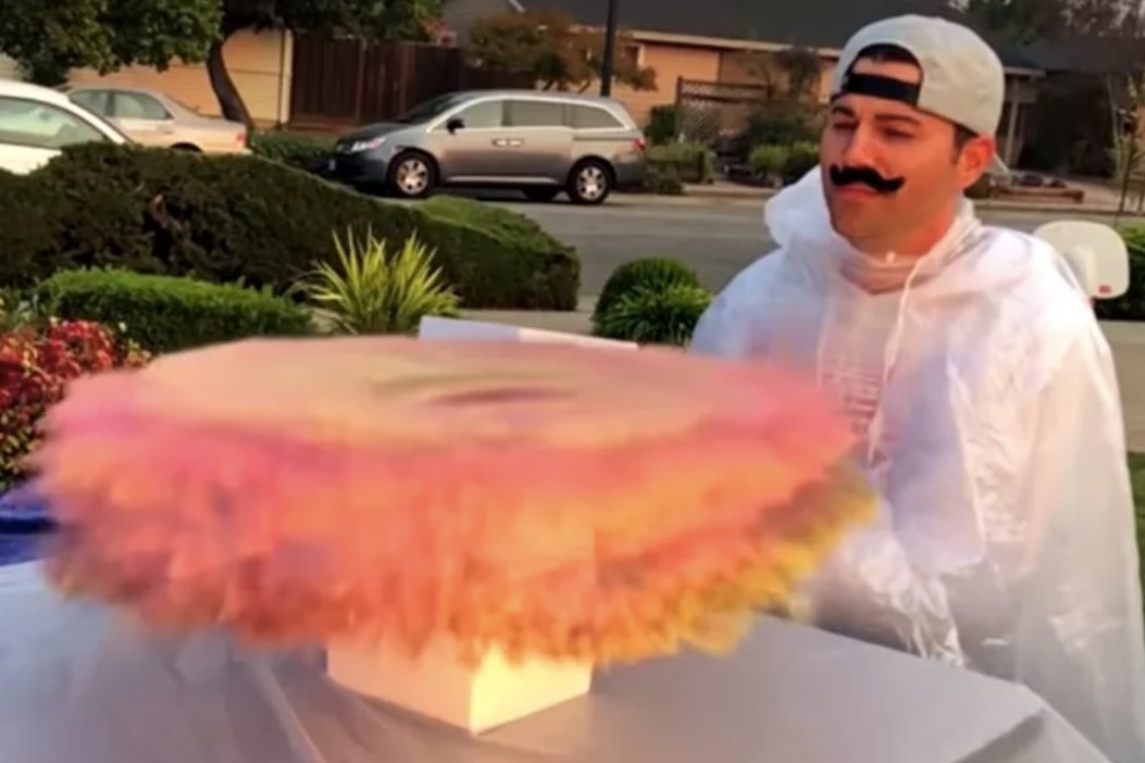 Imagem de: Bomba de glitter fedida 2.0 surpreende ladrões de encomendas [vídeo]