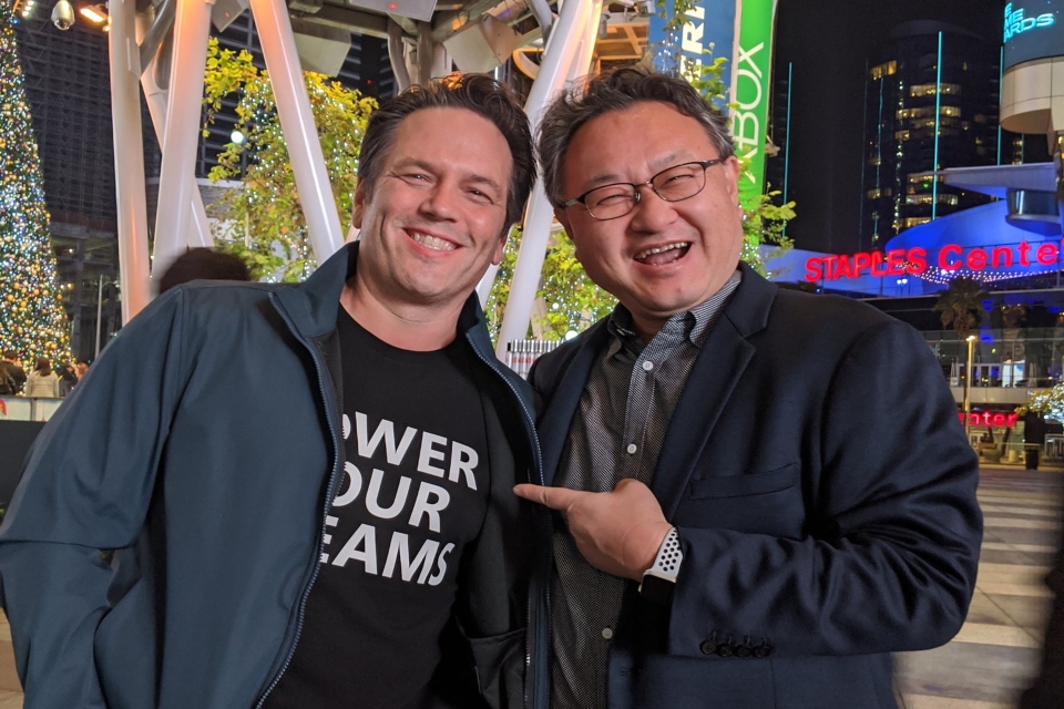 Shuhei Yoshida posta foto com Phil Spencer em rede social