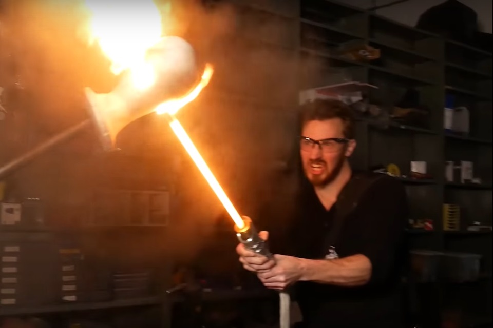 Imagem de: Youtuber constrói sabre de luz 'de verdade' usando baterias [vídeo]