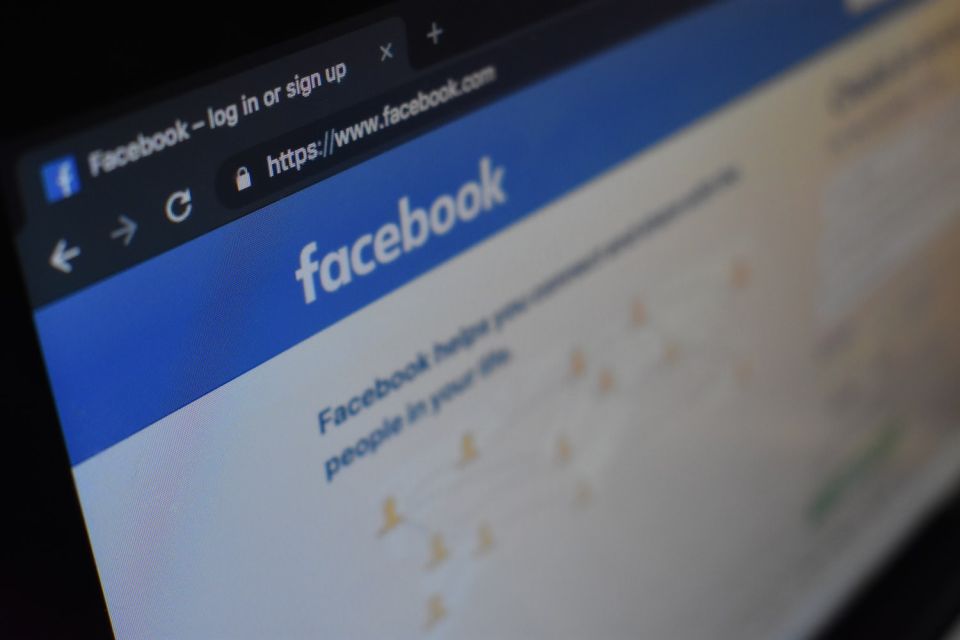Facebook remove contas falsas que tinham fotos geradas por IA