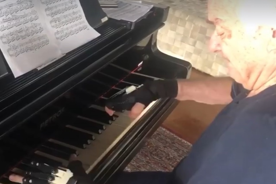 Maestro João Carlos Martins usa luvas biônicas e volta a tocar piano