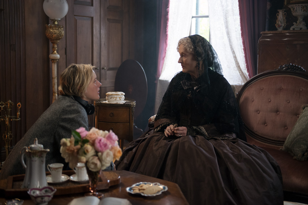 Meryl Streep e Greta Gerwig nos bastidores de 'Adoráveis Mulheres' (Fonte: IMDb/reprodução)