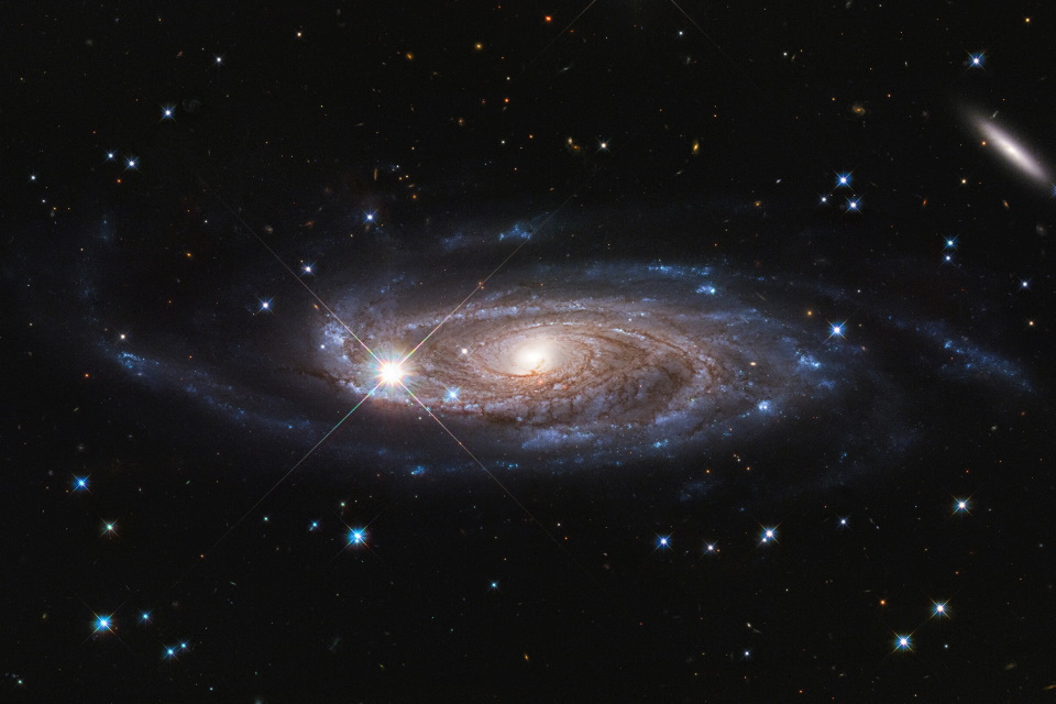 Hubble captura imagem de uma das maiores galáxias já descobertas