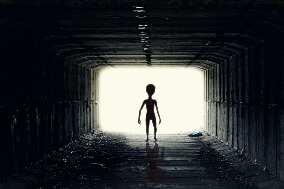 Aliens existem e podem estar aqui, diz ex-astronauta britânica