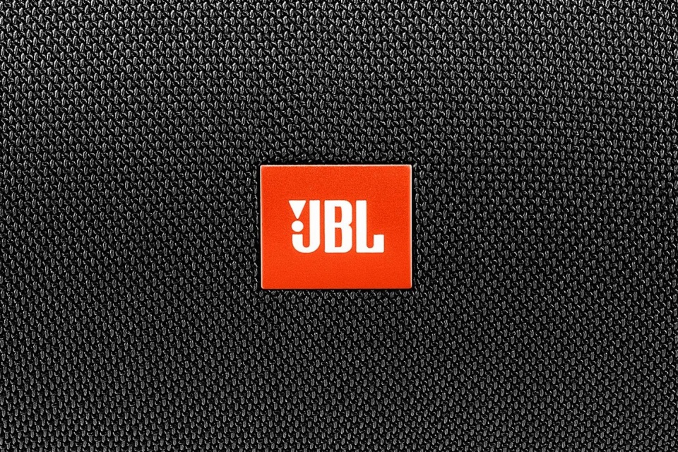 JBL anuncia soundbar com Dolby Atmos e fones com grafeno