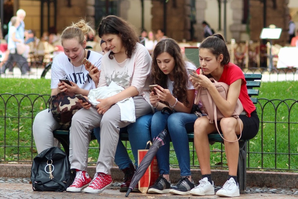 EUA: Senador propõe lei para banir uso de celulares por menores de 21 anos