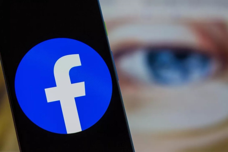 Facebook vai ganhar nova interface e tema escuro no desktop