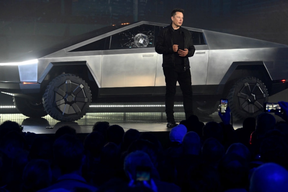 Tesla vende camiseta com referência à gafe do Cybertruck