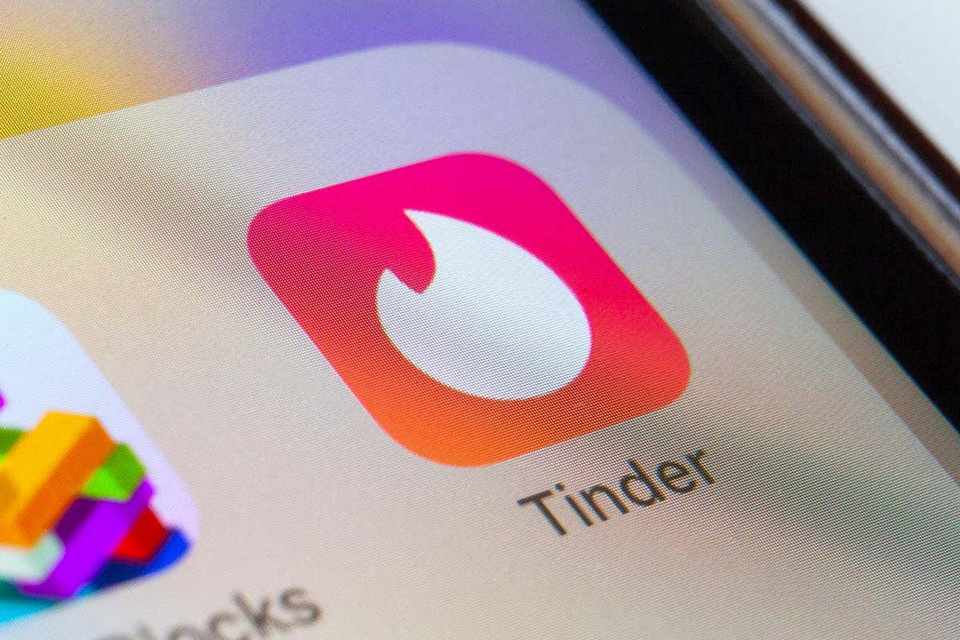 Apps de paquera como Tinder e Grindr vendem dados confidenciais