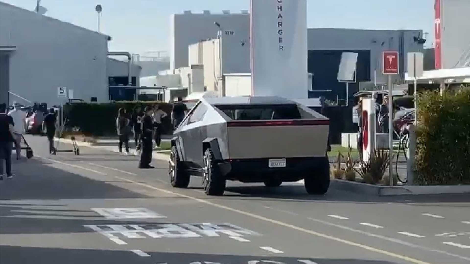 Elon Musk e Jay Leno testam o novo Cybertruck da Tesla nas ruas
