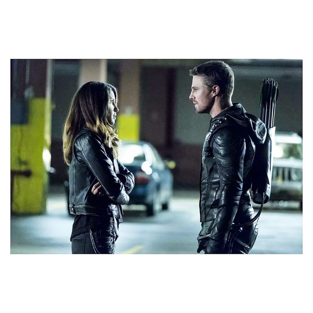 Elenco de Arrow se despede da série com homenagens (FOTOS)